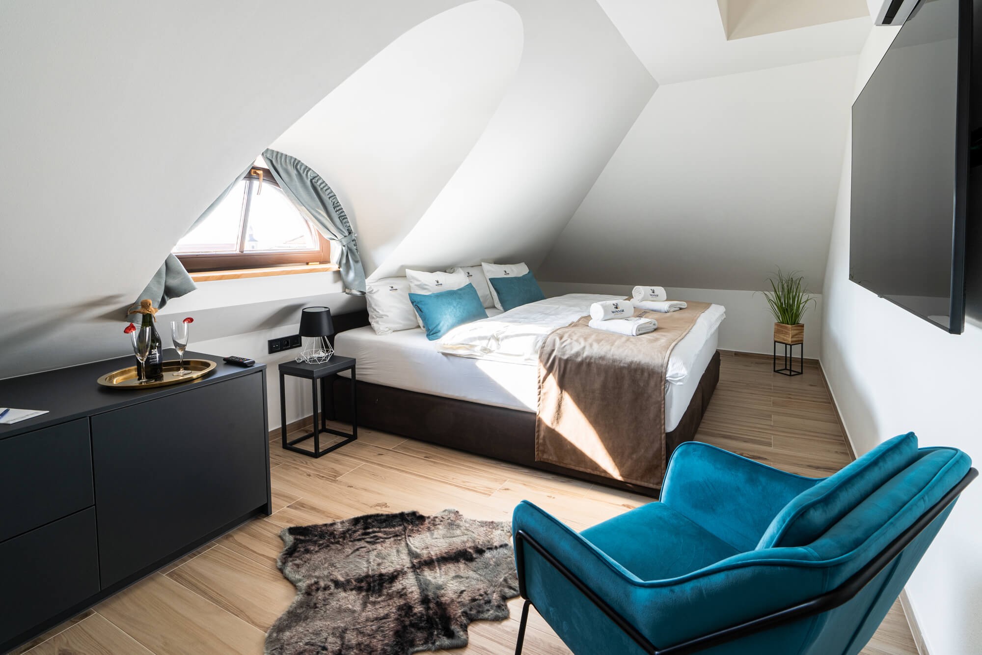 Turold – attic double room with a designer bathroom – main photo