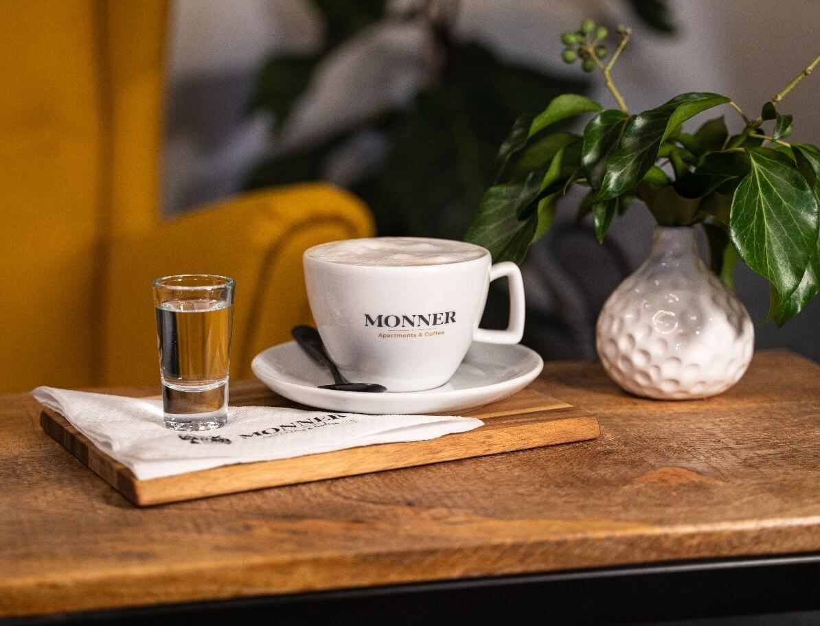 Monner-Kaffee auf einem Holztisch im Café